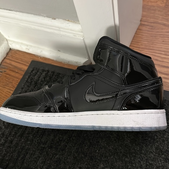 Women’s Nike Air Jordan 1s Mid top - Picture 4 of 4